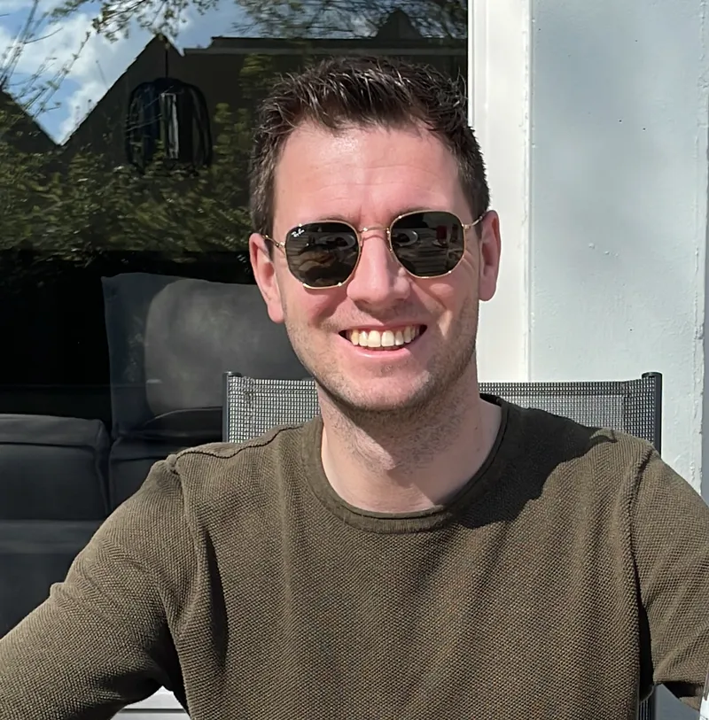 Dave lachend in de zon